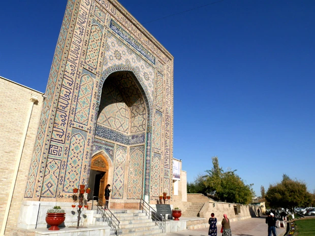 シャーヒズィンダ廟の入口。「生ける王」という意味の青いタイルが美しい霊廟