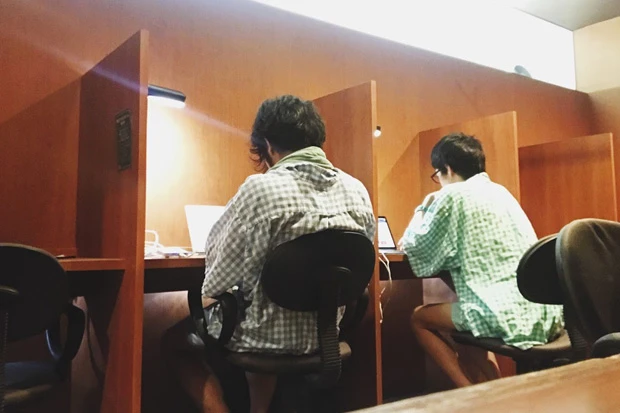 「神戸サウナ」の作業スペースで、館内着のままサイト制作するメンバー