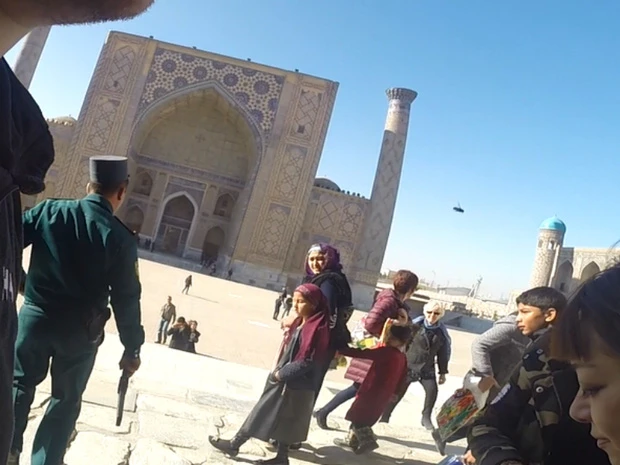 奥に見えるのはウルグベク・メドレセ。緑の服が警察で、右下は荷物チェックされた私