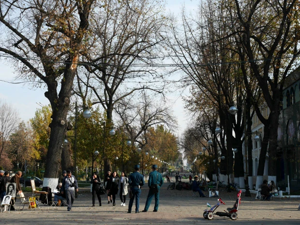 タシュケントの警察。見た感じはシュっとしていて、グリーンの制服もカッコイイです!