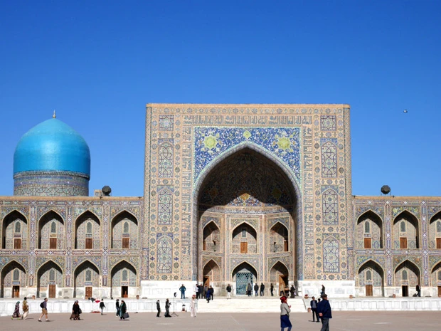 広場中央のティラカリ・メドレセ