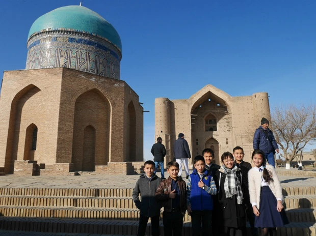 マリーシャを探せ!モスク前にいた子供たちに混ざる