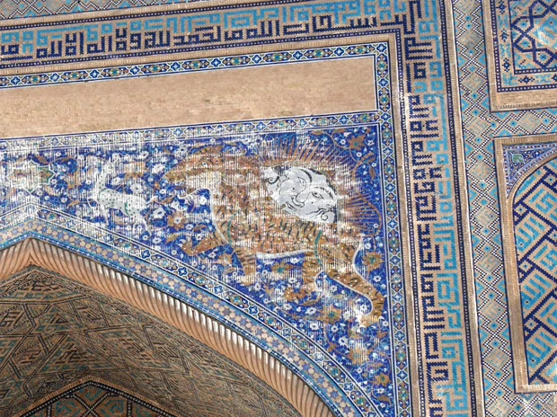 シェルドル・メドレセ。人や動物などの偶像崇拝はタブーであったが、この装飾は支配者が権力を誇示しようとルールを破ったもの