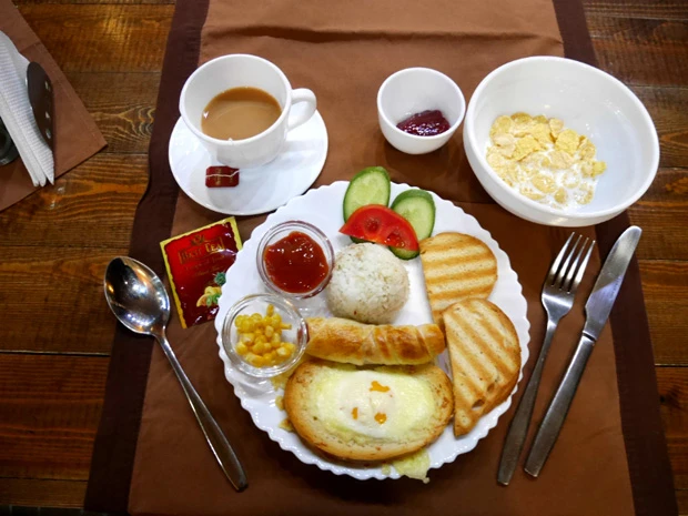 宿の朝食。昨夜のひもじさを埋めるように全部食べつくしたが、よく見るととにかく炭水化物が多い(笑)