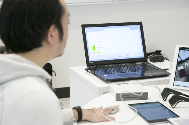 センサーに指を入れ、ストレスチェック