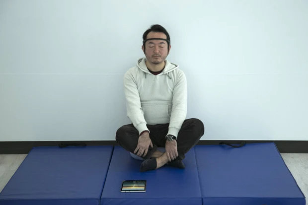 照明が落ちた静かな空間で、呼吸に意識を集中する