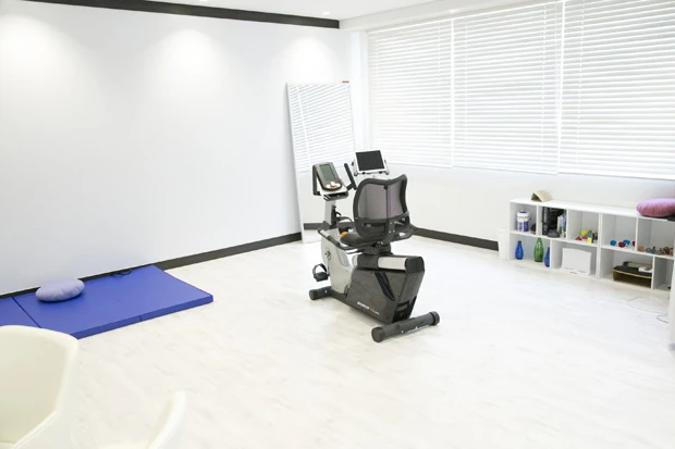 脳トレジムのシンプルな空間。ここでどんなトレーニングを?