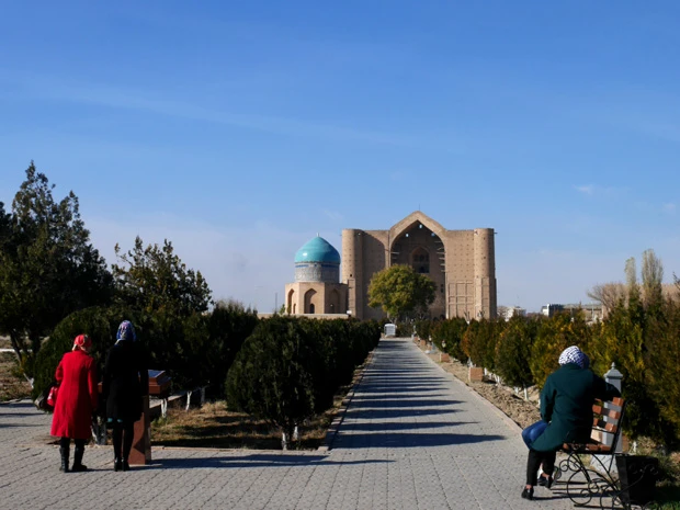 コジャ・アフメド・ヤサウィ廟に到着。巡礼者の女性はほとんど頭にスカーフを巻いていた