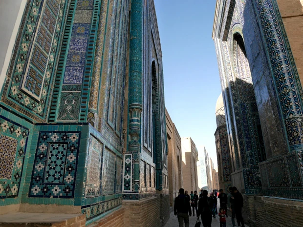 シャーヒズィンダ廟の内部