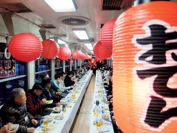  にぎわう車内。ほかにも春には停車駅のホームに咲く桜を楽しむ“さくらまつり”、夏にはビール飲み放題の“ビール列車”など年中、イベントが盛りだくさんだ！