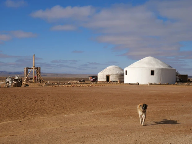 アヤズ・カラの麓にあるユルタ(移動式住居)では宿泊もできるらしい