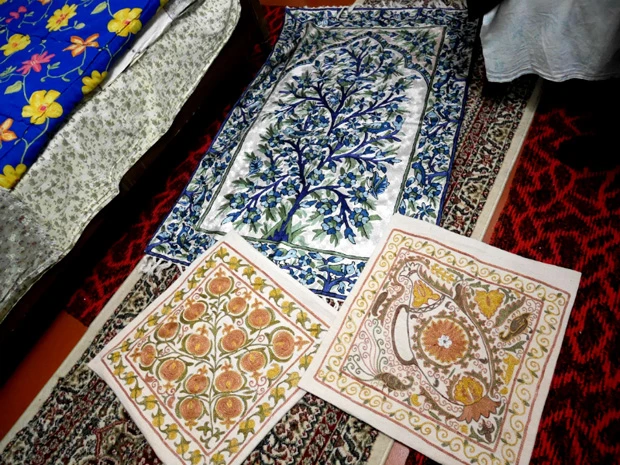 青は高級スザニ。手前2つはギジュドゥヴァンのスザニ