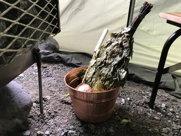 メンバーが個人輸入した「ヴィヒタ」。サウナで全身をたたくように使う