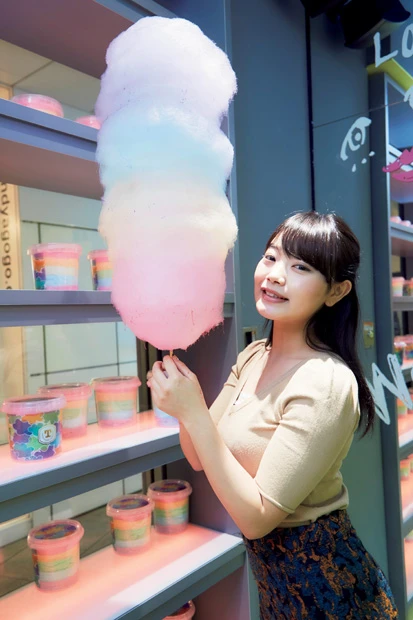 わたあめは4色のザラメを絶妙に混ぜて作る。週プレ酒場の看板娘・まきちゃんも大はしゃぎ!(「LONGEST」800円)