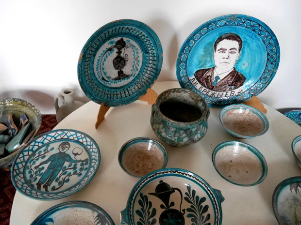 素朴な絵柄と鮮やかな色合いが魅力的な陶器