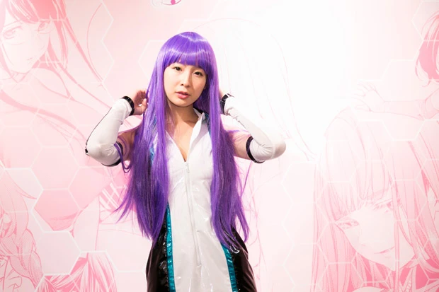 周防美来(すおうみら)の大胆な衣装は川崎あや。「ウエストを思いっきり絞ってもらったので、自慢の“くびれスト”を堪能してほしい」