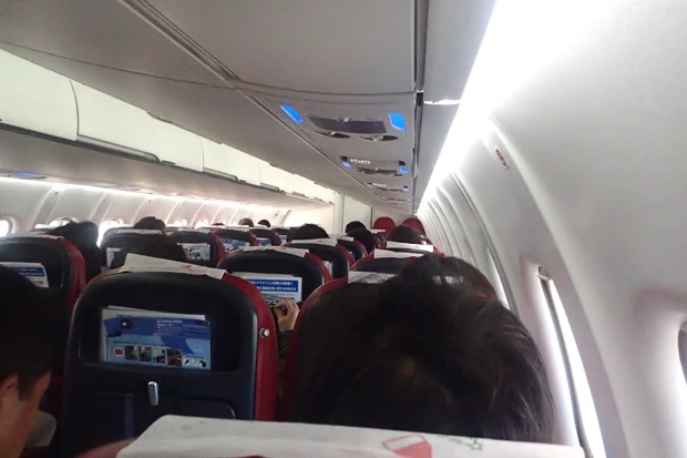 機内は天井が低く通路も狭いが、座席は標準サイズ。LCCより広い