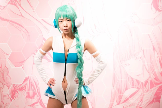 翠(スイ)役で“合法ロリ”っぷりを見せつけた長澤茉里奈。「私の衣装は一見、面積が大きいんだけど、よく見るといろいろ出ちゃってるのがポイント!」