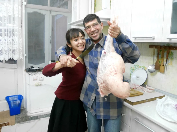 夕飯にプロフを作っていた宿のパパ