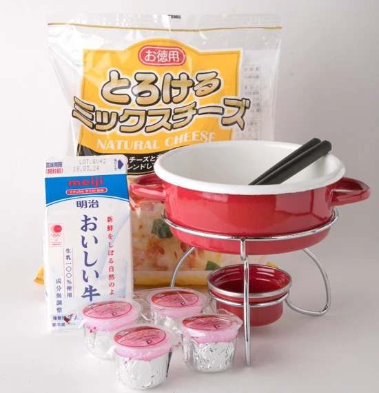 容器は１５００円程度。固形燃料も４個で３００円程度。１個で火は２～３０分燃える。あとはチーズと牛乳のみ。コスパは悪くない！！