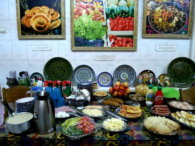 豪華な朝食が人気のホステル。今までは炭水化物の毎日だったけど、これならウズベク生活も健康的!