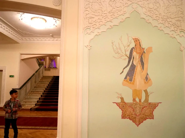 劇場内に飾られているウズベキスタン絵画