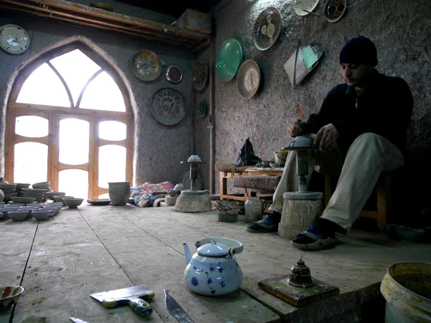 陶器制作中。職人気質で営業にはぶっきらぼうの様子のアブドゥッロの息子