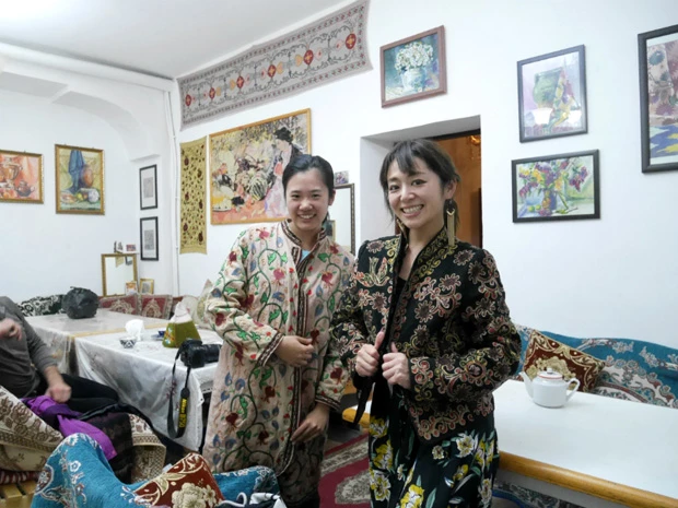 宿のママの私物のスザニのジャケット試着。なんか中国人っぽくなる私