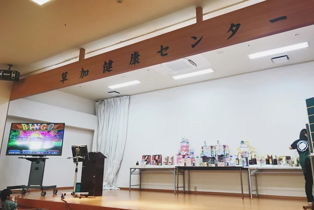 カラオケ大会やビンゴ大会で盛り上がる昭和な雰囲気もいい