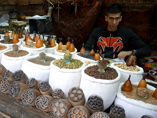 乾燥させた生姜をパウダー状に砕いているスパイス屋