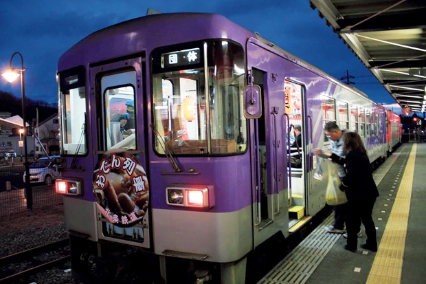  おでん列車は北条町駅１７時４６分発で、乗車時間は約１時間半。成人限定の予約制で料金は４０００円