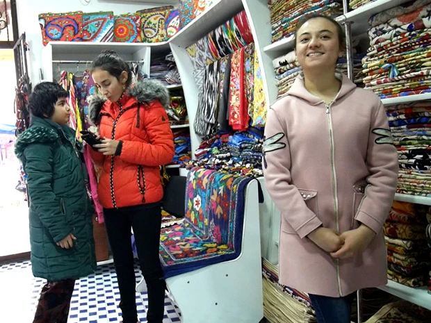 ブハラのスザニ屋さん。「日本センター」で日本語を勉強している姉妹