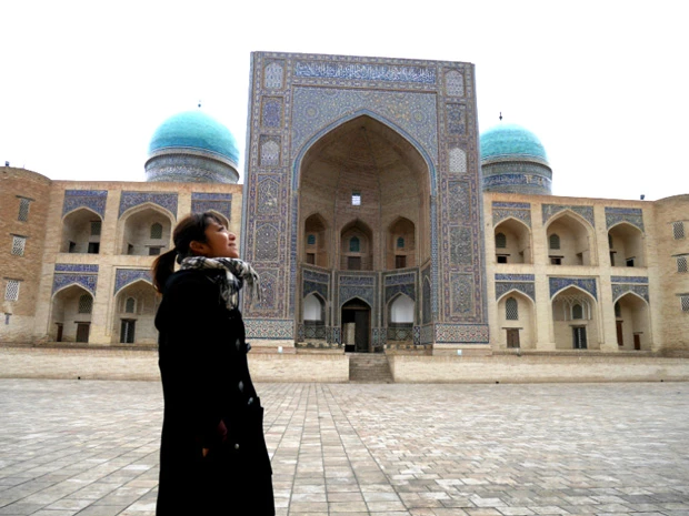 ふたつの青いドームを持つミル・アラブ・メドレセ