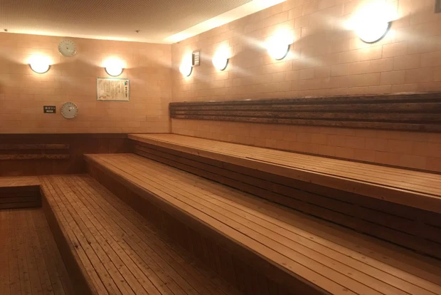 高温で汗が出やすく、清潔さも徹底された「湯の泉 草加健康センター」サウナ室