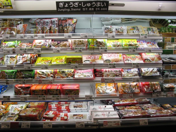 市内にある全国チェーンのスーパーのギョーザ売場。