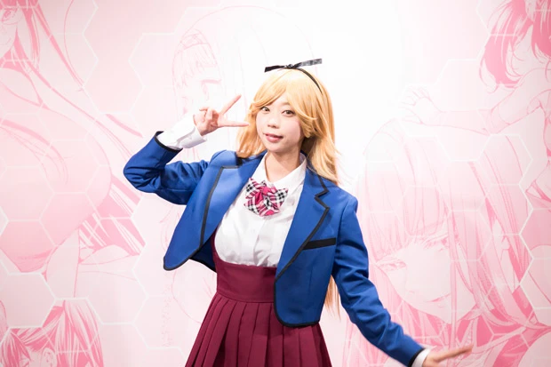 神谷花蓮(かみやかれん)に扮した青山ひかる。「見どころは短いスカート+元気っ娘ならではの“パンチラ”です」