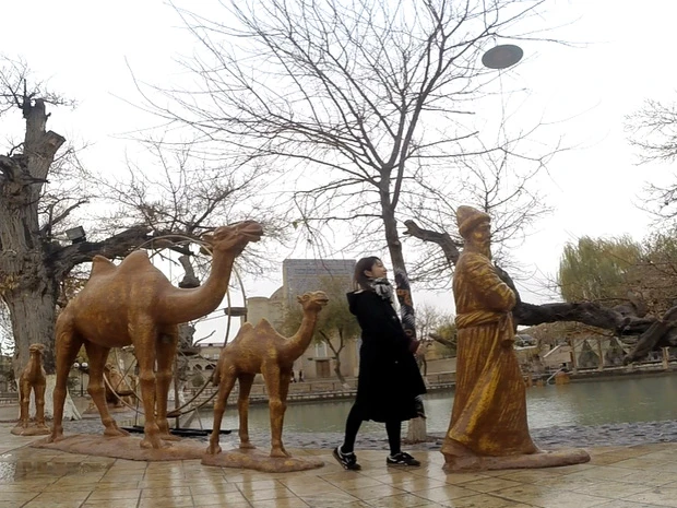 ブハラの街の中心にある、人々の社交場ラビハウズ(池)