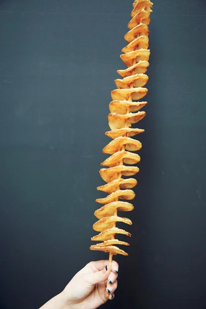 ジャガイモを丸ごと使うトルネードポテト。味は3種類(「LONGEST」 800円)