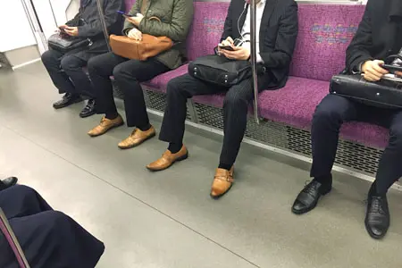 男女ともに非難殺到 なぜ男たちは電車内で股を開くのか ライフ 文化 ニュース 週プレnews 週刊プレイボーイのニュースサイト 男女ともに非難殺到 なぜ男たちは電車内で股を開くのか ライフ 文化 ニュース 週プレnews 週刊プレイボーイのニュースサイト