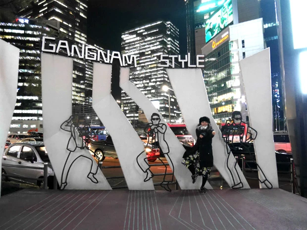  江南エリアの交差点にはＰＳＹの『カンナムスタイル』のモニュメント。私も一緒に乗馬ダンス！