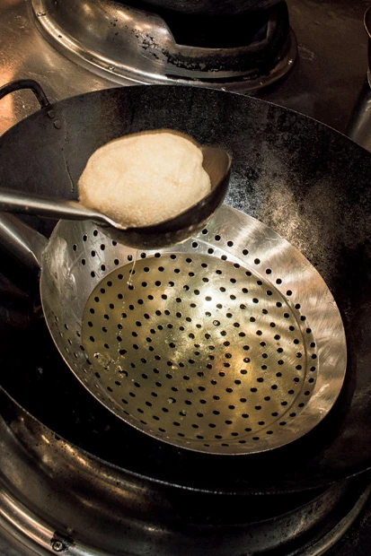 最初はオタマに収まる大きさながら…