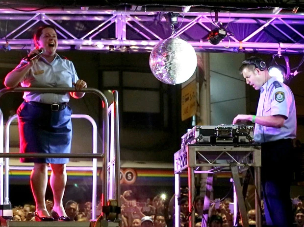 歌が激ウマな婦人警官!そしてDJをする警官! これがホントのDJポリス!