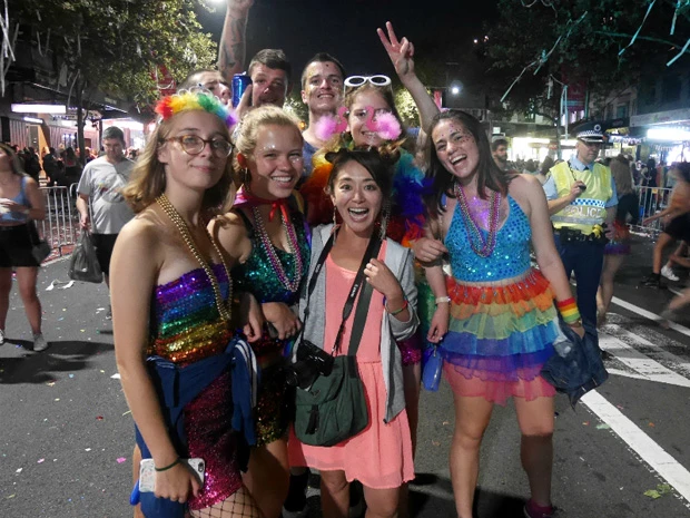 マルディグラを楽しむ皆とマリーシャ