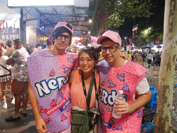 カワイいお菓子の仮装のゲイカップル