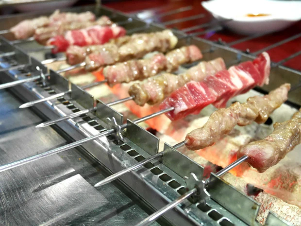  回転ラム串。中央アジアでは一頭丸々買って食べたラムも、韓国にくれば、串が勝手にクルクルと周るのである