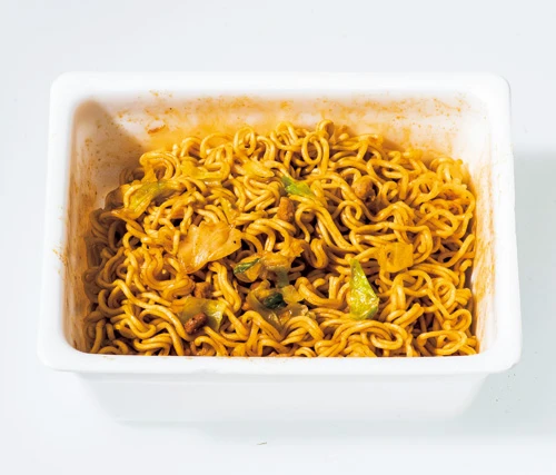 口の中を駆け巡る暴力的な辛さに、思わず噛むことを躊躇させられる。食べ終えた後の腫れ上がった唇も激辛の醍醐味!?