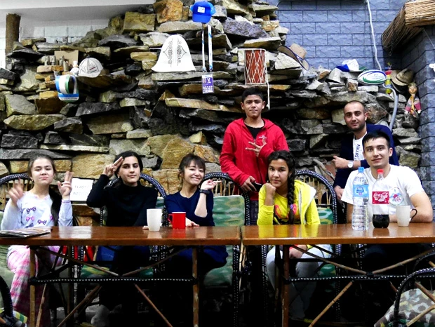 宿で日本語検定に向けて勉強をする生徒たち