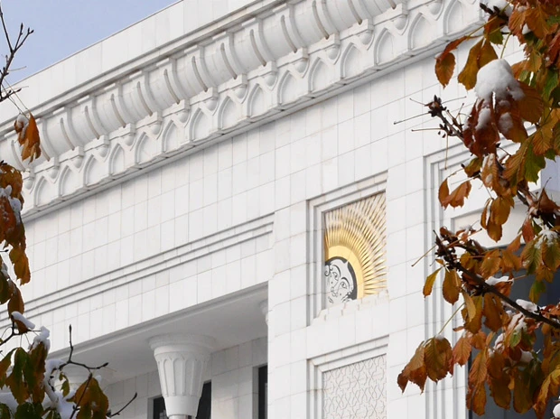 偶像崇拝がタブーの中、ウズベキスタン国際フォーラムに描かれた人の顔。保守的な国での日本の漫画やアニメは進出が難しいのではないかという話も…?