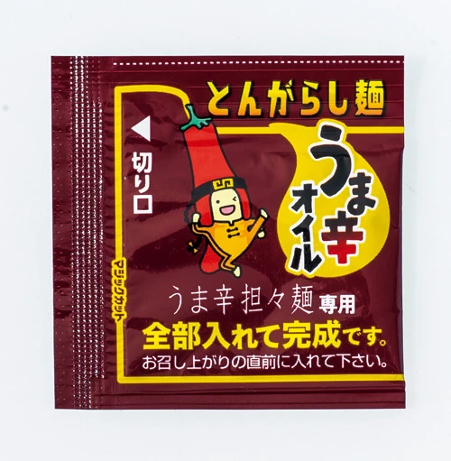 ゴマの風味が食欲をそそるスープに、別添のオイルを投入すると、花椒(かしょう)とラー油の辛さがピリッとしたアクセントになる