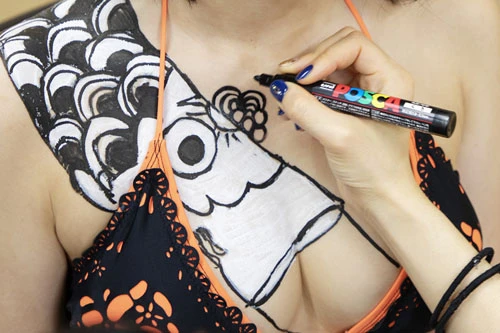 「おっぱいマウスパッド」のように手を置いて安定させるふせでぃ